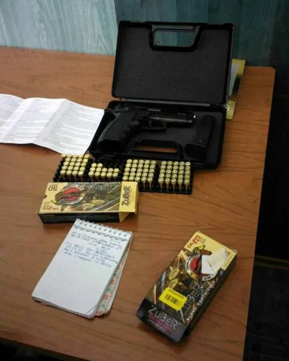 На залізничному вокзалі затримали двох військових з гранатою та пістолетом — фото 1