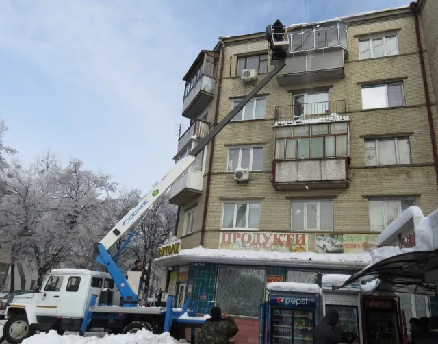 В Хмельницькому очищають дахи будівель від бурульок — фото 1