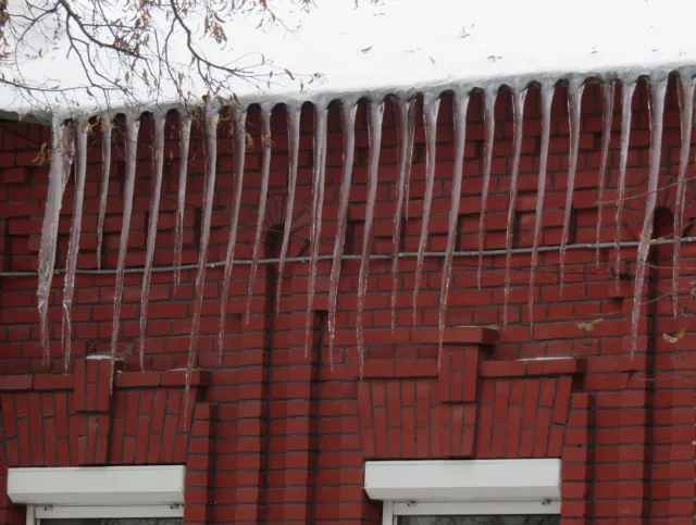 В Хмельницькому очищають дахи будівель від бурульок — фото 2