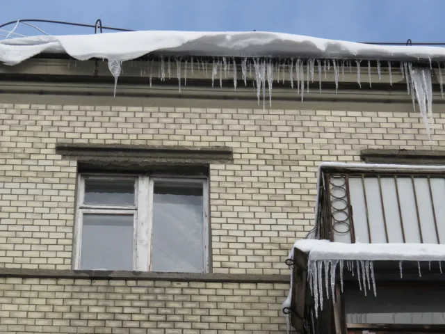 В Хмельницькому очищають дахи будівель від бурульок — фото 3