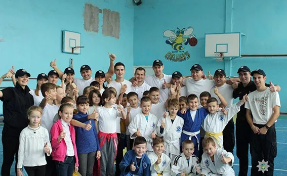 Хмельницькі поліцейські провели для школярів ранкову зарядку — фото 1