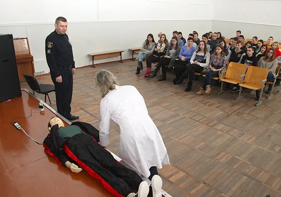 У Хмельницькому патрульні та медики навчали старшокласників надавати допомогу постраждалим у ДТП — фото 1