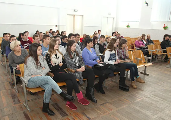 У Хмельницькому патрульні та медики навчали старшокласників надавати допомогу постраждалим у ДТП — фото 2