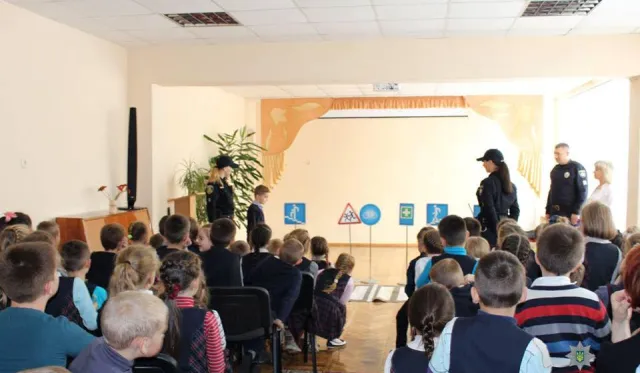 У Хмельницькому патрульні навчають школярів правилам дорожнього руху — фото 3