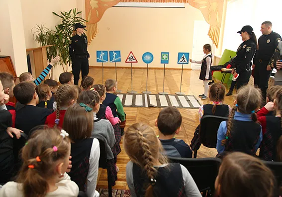 У Хмельницькому патрульні навчають школярів правилам дорожнього руху — фото 6