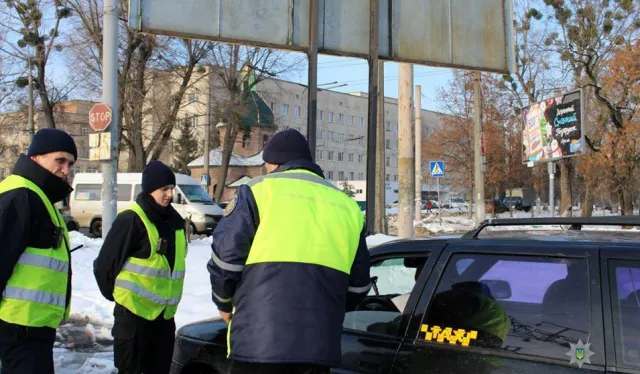 Хмельницькі патрульні та представники Укртрансбезпеки перевірили водіїв таксі — фото 1