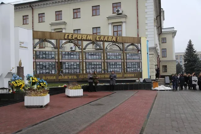 Хмельничани вшанували світлу пам'ять Героїв Небесної Сотні — фото 1