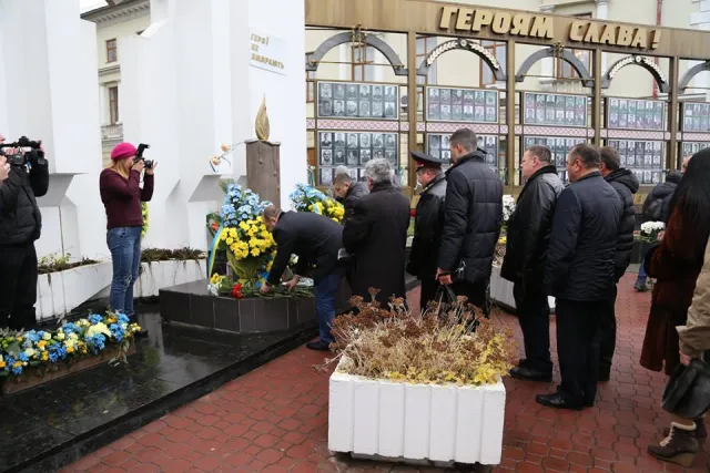 Хмельничани вшанували світлу пам'ять Героїв Небесної Сотні — фото 16
