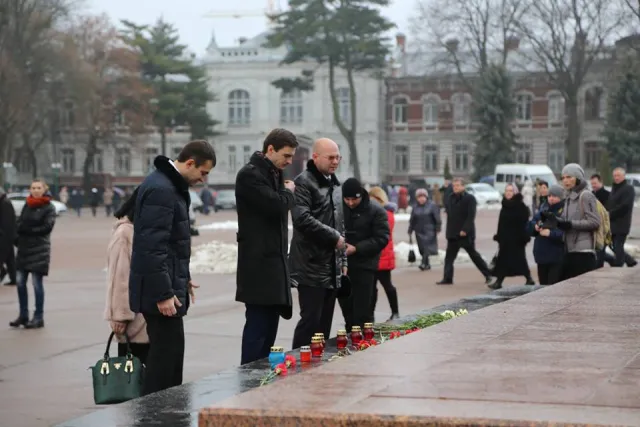 Хмельничани вшанували світлу пам'ять Героїв Небесної Сотні — фото 17