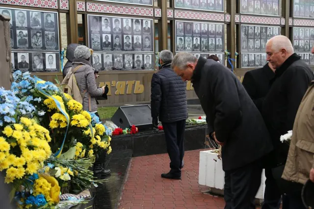 Хмельничани вшанували світлу пам'ять Героїв Небесної Сотні — фото 19