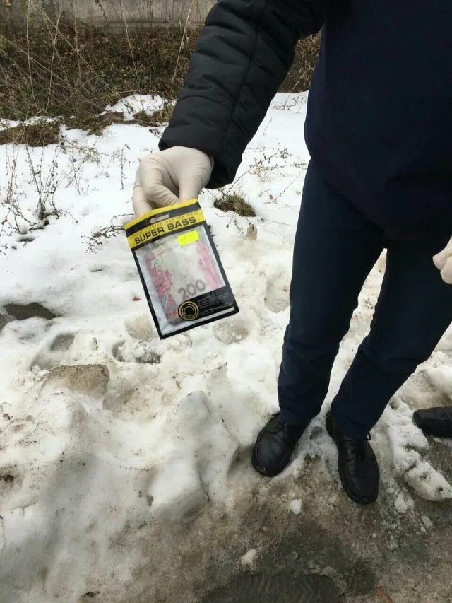 Правоохоронці затримали начальника Ізяславського районного відділу виконавчої служби за хабарництво — фото 2