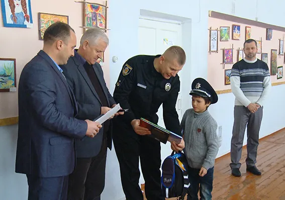 Хмельницькі поліцейські нагородили школяра, який врятував свою сестричку від ґвалтівника — фото 2