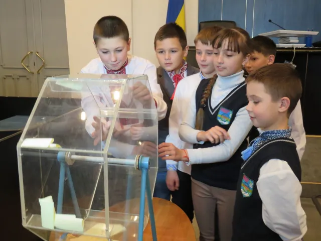 Учні Хмельницької ЗОШ №13 ім. Михайла Чекмана завітали на екскурсію до міської ради — фото 14
