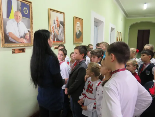 Учні Хмельницької ЗОШ №13 ім. Михайла Чекмана завітали на екскурсію до міської ради — фото 3