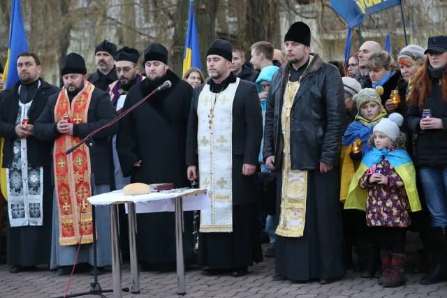 Хмельничани вшанували вічну пам'ять жертв Голодомору — фото 1