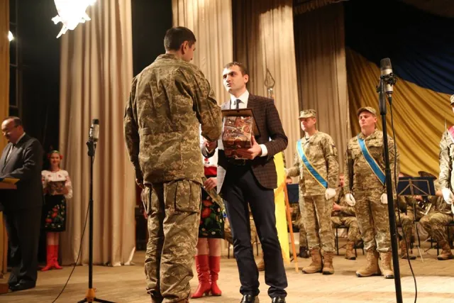 В Хмельницькому військових привітали з Днем Збройних Сил України — фото 7