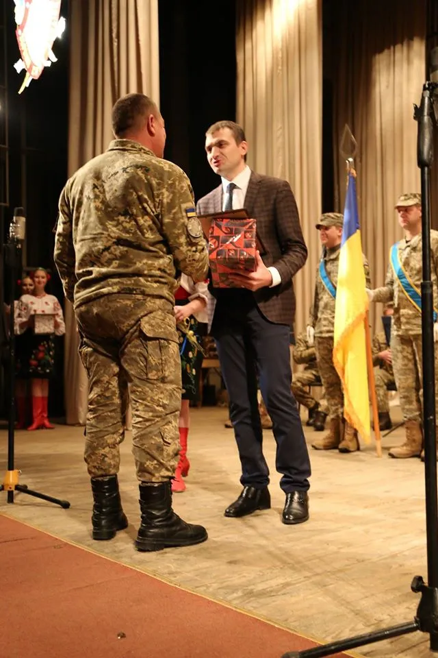 В Хмельницькому військових привітали з Днем Збройних Сил України — фото 9