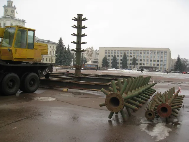 Біля кінотеатру ім. Шевченка засвітили новорічні вогні на головній ялинці міста — фото 20