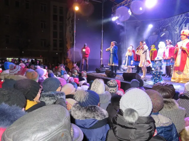 Біля кінотеатру ім. Шевченка засвітили новорічні вогні на головній ялинці міста — фото 9