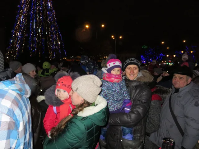 Біля кінотеатру ім. Шевченка засвітили новорічні вогні на головній ялинці міста — фото 11