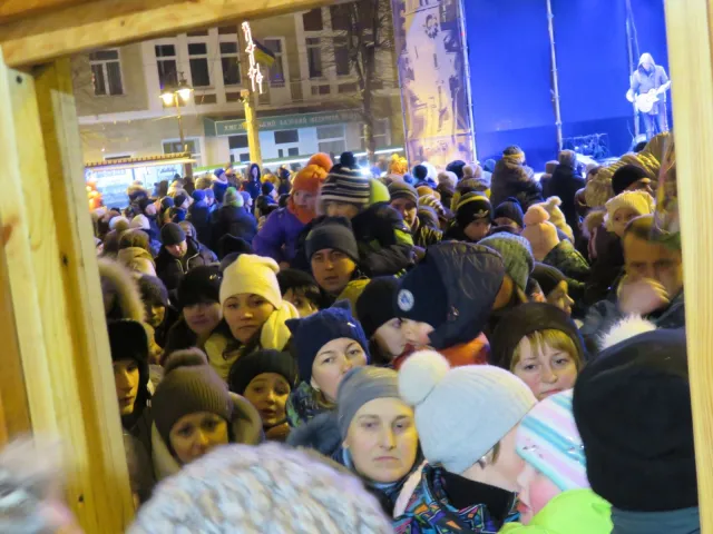 Біля кінотеатру ім. Шевченка засвітили новорічні вогні на головній ялинці міста — фото 14