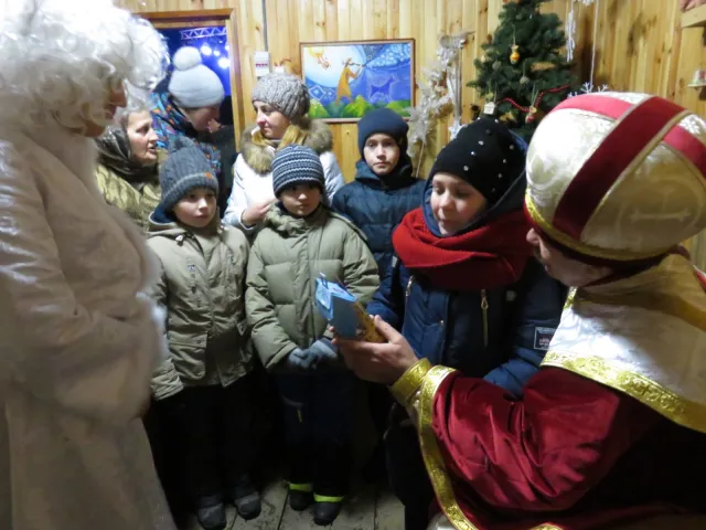 Біля кінотеатру ім. Шевченка засвітили новорічні вогні на головній ялинці міста — фото 15