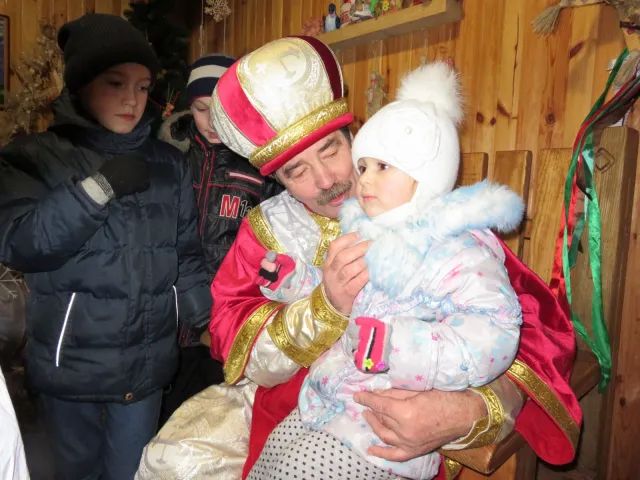 Біля кінотеатру ім. Шевченка засвітили новорічні вогні на головній ялинці міста — фото 16