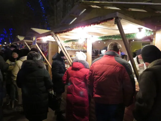 Біля кінотеатру ім. Шевченка засвітили новорічні вогні на головній ялинці міста — фото 19