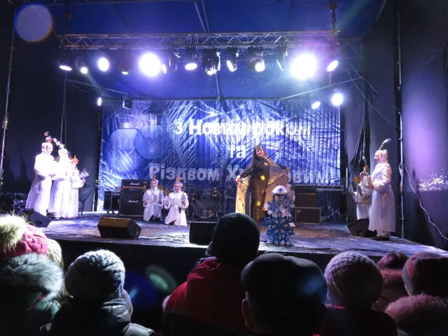 Біля кінотеатру ім. Шевченка засвітили новорічні вогні на головній ялинці міста — фото 3
