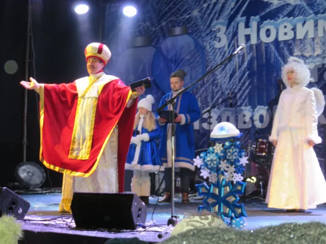 Біля кінотеатру ім. Шевченка засвітили новорічні вогні на головній ялинці міста — фото 6