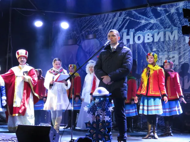 Біля кінотеатру ім. Шевченка засвітили новорічні вогні на головній ялинці міста — фото 8