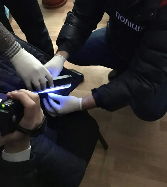 У Хмельницькому затримали посадовця міграційної служби за хабарництво — фото 2