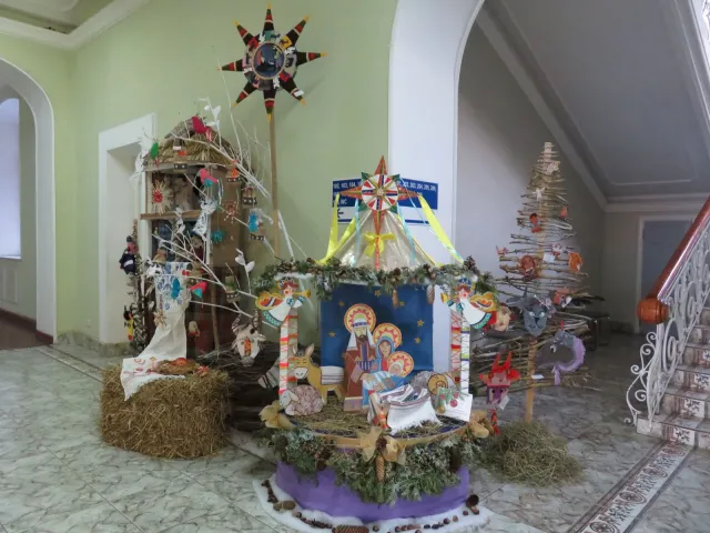 В Хмельницькій міській раді встановили різдвяні вертепи — фото 1