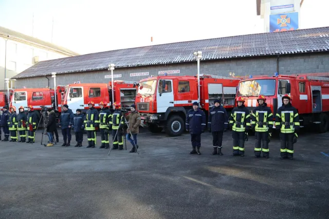 Хмельницькі рятувальники отримали нову пожежну техніку та ключі від службових квартир — фото 11