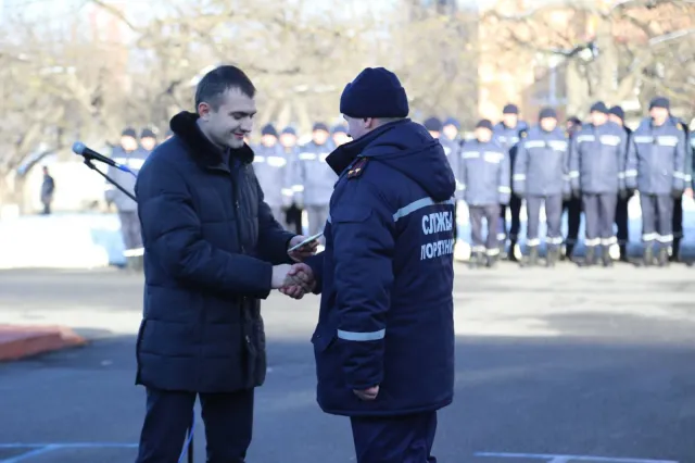 Хмельницькі рятувальники отримали нову пожежну техніку та ключі від службових квартир — фото 13