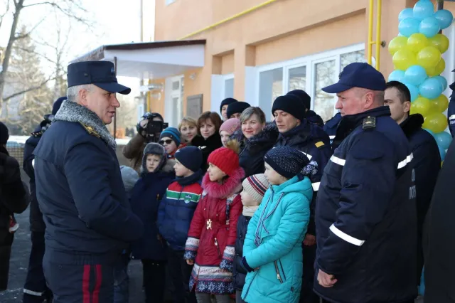 Хмельницькі рятувальники отримали нову пожежну техніку та ключі від службових квартир — фото 4