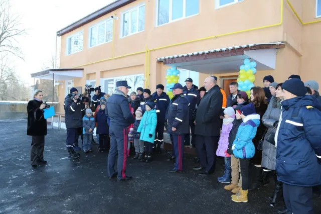 Хмельницькі рятувальники отримали нову пожежну техніку та ключі від службових квартир — фото 5