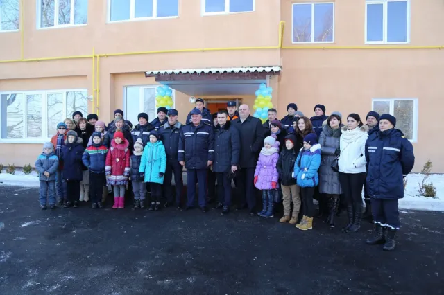 Хмельницькі рятувальники отримали нову пожежну техніку та ключі від службових квартир — фото 8
