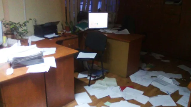 У Хмельницькому чоловік облив зеленкою кабінет «Цивільжитлобуду» — фото 1