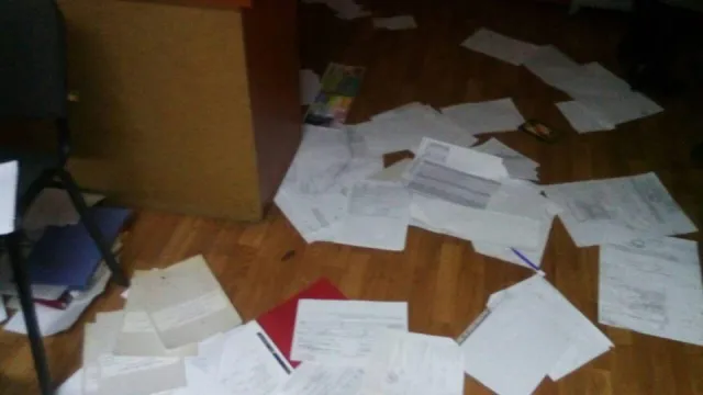 У Хмельницькому чоловік облив зеленкою кабінет «Цивільжитлобуду» — фото 2