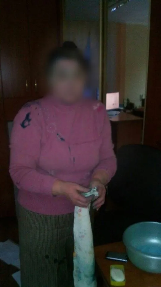У Хмельницькому чоловік облив зеленкою кабінет «Цивільжитлобуду» — фото 4