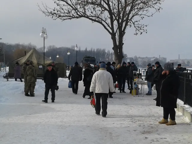 Хмельничани відзначають Водохреще та купаються в ополонці — фото 1