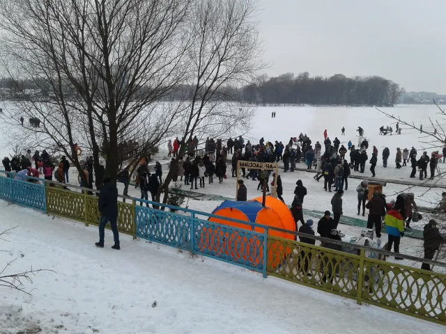 Хмельничани відзначають Водохреще та купаються в ополонці — фото 16