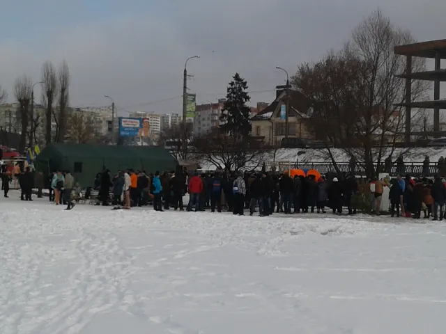 Хмельничани відзначають Водохреще та купаються в ополонці — фото 3
