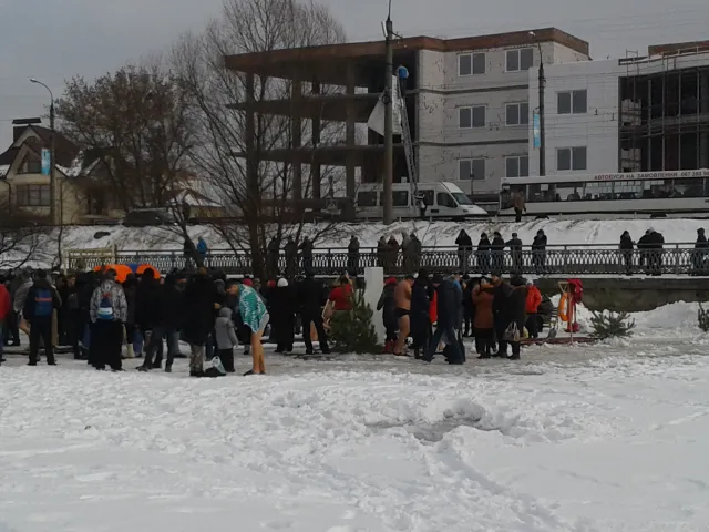 Хмельничани відзначають Водохреще та купаються в ополонці — фото 4