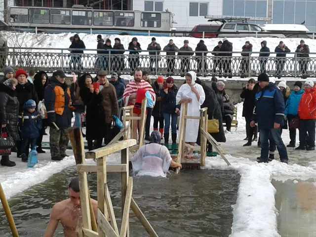 Хмельничани відзначають Водохреще та купаються в ополонці — фото 6