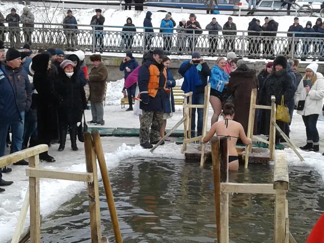 Хмельничани відзначають Водохреще та купаються в ополонці — фото 8