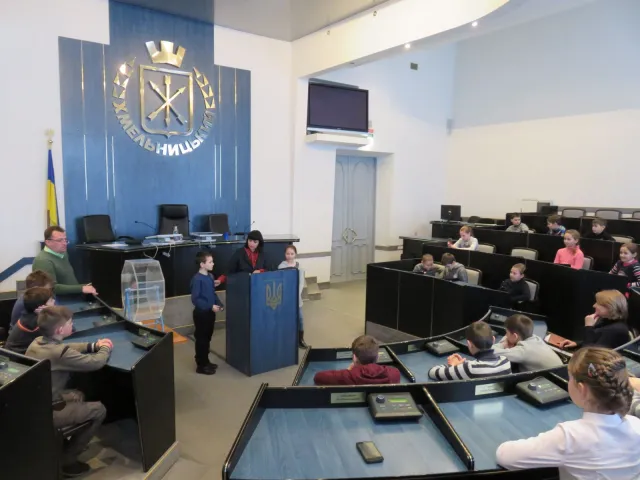 Учні Хмельницької СЗОШ №19 завітали на екскурсію до міської ради — фото 1