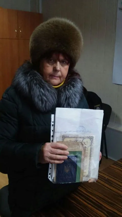 Патрульні шукають власників паспортів, гаманців, дитячого візочка, голуба, ключів, документів і пенсійного посвідчення — фото 15
