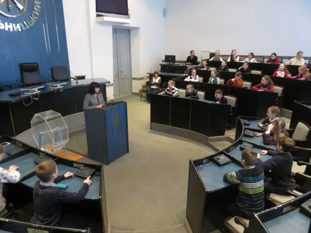 Учні школи №8 завітали на екскурсію до Хмельницької міської ради — фото 4